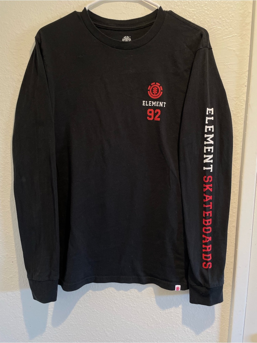 Men's Medium Black Long Sleeve Graphic Tee Shirt Red Sleeve Spellout Logo 92